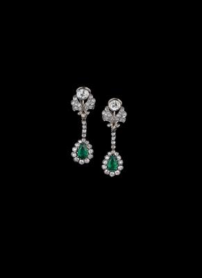 A pair of diamond and emerald ear pendants - Klenoty