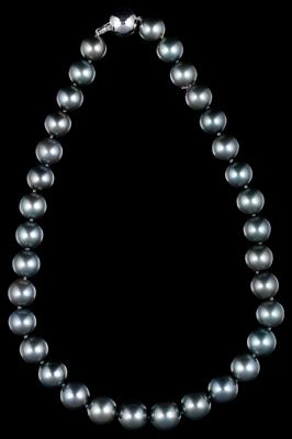 A South Sea cultured pearl necklace (Tahiti) - Jewellery