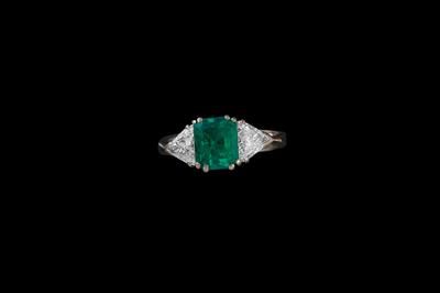 An Emerald and Diamond Ring - Jewellery