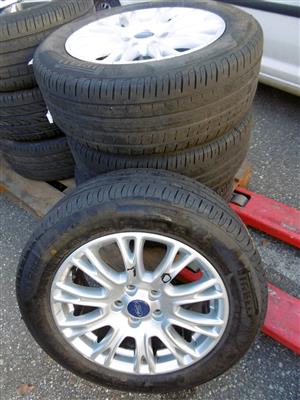 4 Reifen "Pirelli Cinturato" mit Alufelgen, - Cars and vehicles
