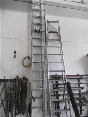 2 Leitern und eine Stehleiter, - Werkstätteneinrichtung & Ersatzteile für Forst- & Baumaschinen