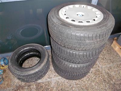 4 Reifen "Michelin" mit Felgen und Radkappen, - Cars and vehicles