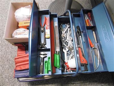 Werkzeugkoffer mit diversem Werkzeug, 3 Nivelliergeräte, - Macchine e apparecchi tecnici