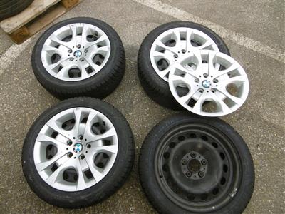4 Reifen "Dunlop" auf Felgen mit Zierkappen, - Fahrzeuge und Technik