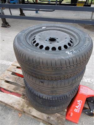 4 Reifen "Dunlop/Michelin" auf Stahlfelgen, - Cars and vehicles