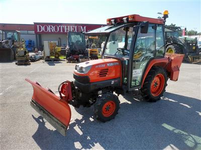 Zugmaschine "Kubota STV32" mit Frontschneepflug und Anbaustreuer, - Fahrzeuge und Technik