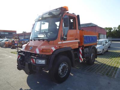 Zugmaschine/Selbstfahrende Arbeitsmaschine "Mercedes-Benz Unimog U400" mit Aufsatzstreuer "Springer AS 250 3.0EW", - Motorová vozidla a technika