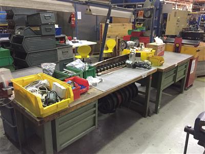 2 Werkbänke mit Laden, - Metalworking and polymer processing machines, workshop equipment
