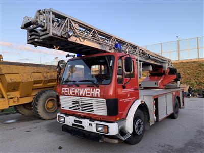 Feuerwehr-LKW "Mercedes 1425 F742" mit 30 m Drehleiter, - Fahrzeuge und Technik