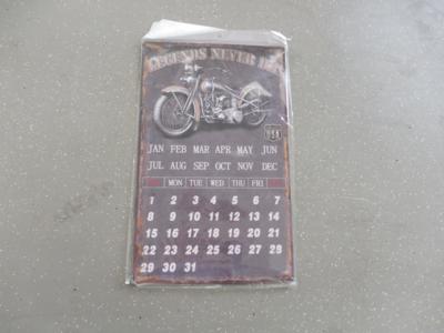 Metallschild Kalender "Legends never die", - Motorová vozidla a technika