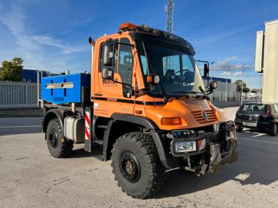 Zugmaschine " Mercedes-Benz Unimog U400" 3-Seitenkipper mit Aufbaustreuer, - Fahrzeuge und Technik