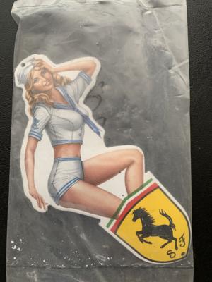 Emailschild "Scuderia Ferrari mit Pin-Up Girl", - Motorová vozidla a technika