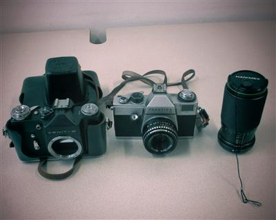 2 Spiegelreflexkameras "Zenit und Praktica", 1 Zoomobjektiv "HanimexF80-200", - Postal Service - Special auction