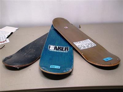 3 Skateboards (nur Bretter), - Fundgegenstände der Österreichischen Post
