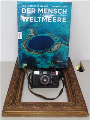 Buch "Der Mensch und die Weltmeere", 1 Bilderrahmen, 1 Kleinbildkamera, - Postal Service - Special auction