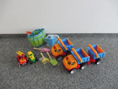 Kunststoffahrzeuge und Sandspielzeug, - Toys & Books