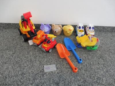 Kunststofffahrzeuge und Sandspielzeug, - Toys & Books