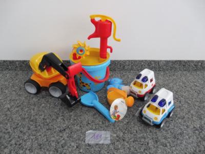 Kunststofffahrzeuge und Sandspielzeug, - Giocattoli e libri