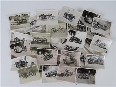 Konvolut von 44 Bildern - Klassische Fahrzeuge und Automobilia
