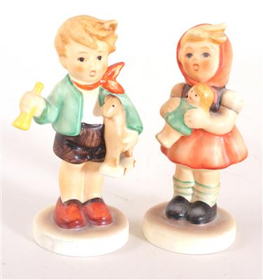 Paar Hummelfiguren "Mädchen mit Puppe/Junge mit Holzpferd" - Umění, starožitnosti, šperky