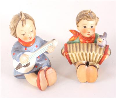 Paar Hummelfiguren "Bandoneon Spieler/Gesangsprobe" - online auction Kunst, Antiquitäten und Schmuck