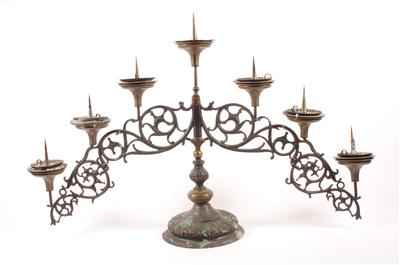 Dekorativer Kerzenständer in gotischer Form - Art and antiques