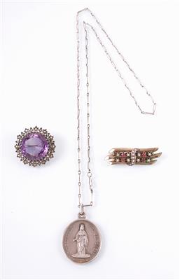 2 Broschen, Anhänger an Halskette - Jewellery, antiques and art