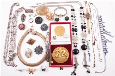 Schmuckkonvolut, 3 Damenarmbanduhren, Medaillen und diverse Teile - Jewellery, Works of Art and art