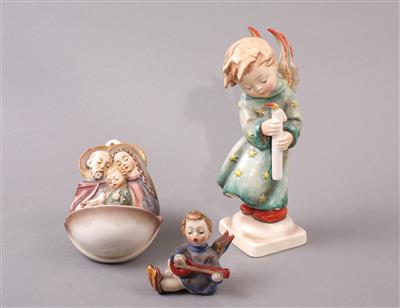 3 Hummelfiguren, "Christkindlein kommt/Musizierender Engel/Weihwasserspender", - Gioielli, arte e antiquariato