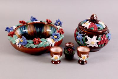 1 Deckeldose, 1 Zierschale, 2 Eierbecher, 1 Vase, österreichische Kunstkeramik, - Schmuck, Kunst & Antiquitäten