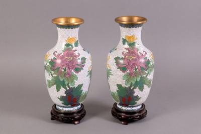 Paar Cloisonne-Vasen, Asien 20. Jhdt., - Schmuck, Kunst und Antiquitäten