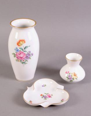 2 Vasen, 1 Aschenbecher, Wiener Porzellan, Marke Augarten, - Jewelry, Art & Antiques