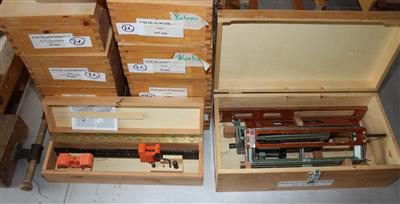 Konvolut Anschlagwerkzeug, Montage- und Bohrlehren sowie Schablonen - Maschinen zur Holzbearbeitung