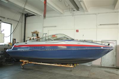 Motorboot "Maxum 2100C, Modell 2152MN" - Motorová vozidla/technika
