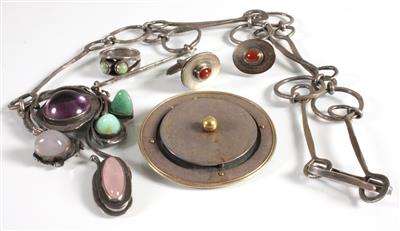 1 Collier, 1 Brosche, 1 Ring, 2 Brückenknöpfe - Antiques, art and jewellery