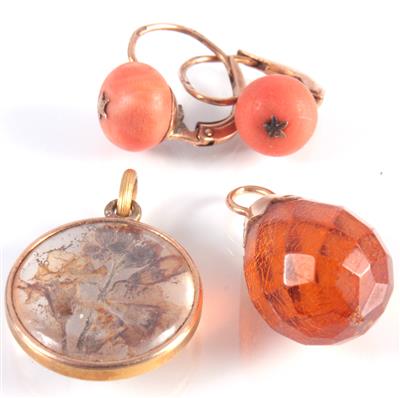Paar Korallenohrringe, 1 Bernstein- und 1 Kristallangehänge um 1900 - Arte, antiquariato e gioielli