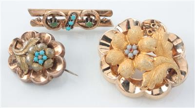 3 Broschen, 1 Angehänge, 1 Paar Ohrringe um 1900 - Antiques, art and jewellery