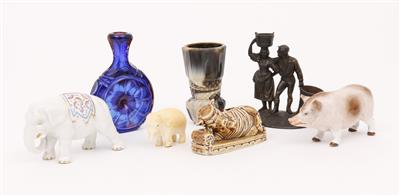 1 kleine Flasche, 1 Vase, 1 Skulptur, 2 Sparkassen, 2 Zierfiguren "Elefant und Schwein" 19./20 Jh. - Kunst, Antiquitäten und Schmuck