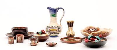 2 schüsseln, 1 Deckeldose, 1 Kerzenleuchter, 1 kleine Aschenschale, 2 Becher, 2 Teller, 6 Schalen, 2 Vasen - Antiques, art and jewellery