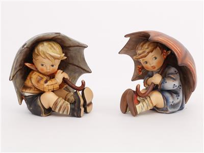 2 Hummel-Zierfiguren "Knabe und Mädchen unterm Schirm" - Antiques, art and jewellery