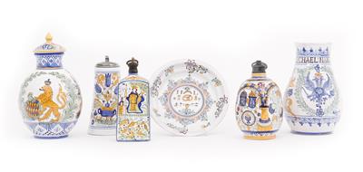 1 Deckelvase, 2 Krüge, 2 Flaschen, 1 Schüssel/ Wandzierteller Ungarn Ende 20. Jh. - Antiques, art and jewellery