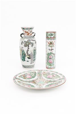2 Vasen, 1 Teller um 1900 - Antiques, art and jewellery