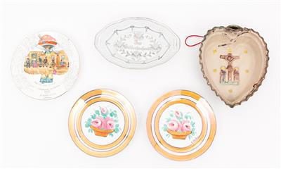 1 Backform in Herzform, 3 verschiedene Teller, 1 ovale Schüssel 19./20. Jh. - Kunst, Antiquitäten und Schmuck online auction