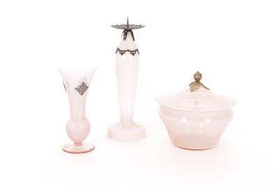 1 Vase, 1 Deckeldose, 1 Kerzenleuchter Anfang 20. Jh. - Kunst, Antiquitäten und Schmuck