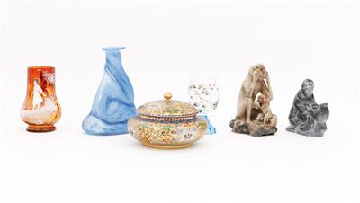 2 Specksteinfiguren 1 Satsumadeckeldose, 2 Krügerl, 1 Vase aus färbigem und farblosem Glas - Kunst, Antiquitäten und Schmuck