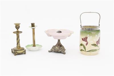2 Kerzenleuchter, 1 3-passige Aufsatzschale, 1 Henkelgefäß um 1900 - Kunst und Antiquitäten