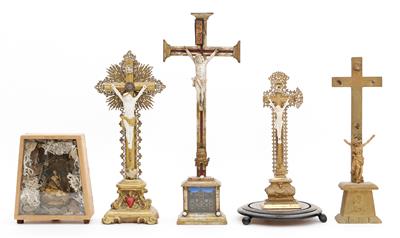 4 Tischkreuze, 1 Klosterarbeit "Schlafendes Jesuskind", um 1900 - Kunst und Antiquitäten