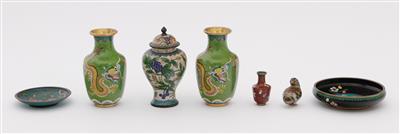 3 Vasen, 1 Deckelgefäß, 2 Schalen, 1 Zierstück - Antiques and art