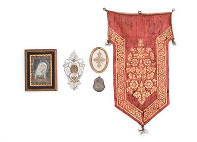 4 Andachtsbilder/ Klosterarbeiten, 1 kleine Fahne mit Goldstickerei und Malerei, 18./19. Jh. - Antiques and art