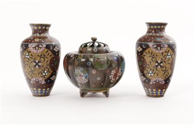 1 Paar Vasen, 1 Duftgefäß mit abnehmbarem Deckel, Cloisonne, Japan Ende 19. Jh. - Antiques and art